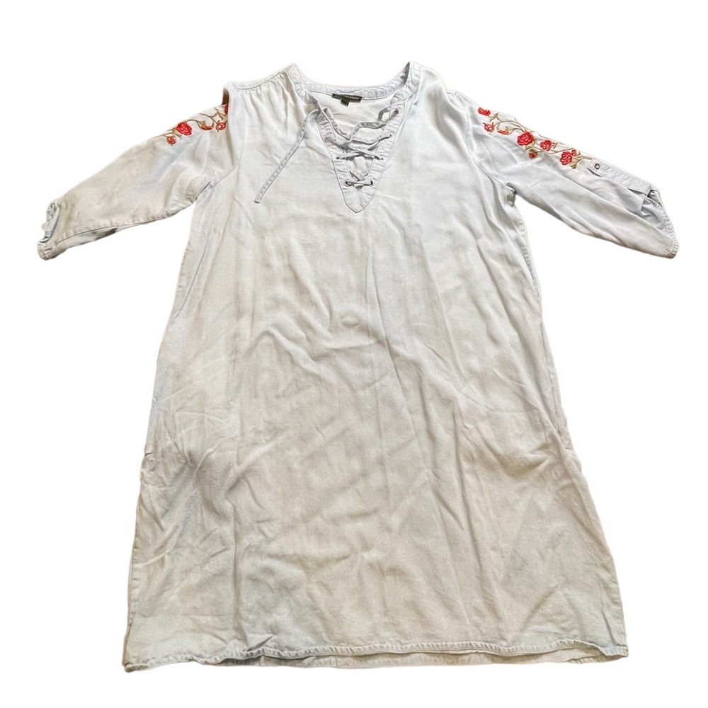 Signature Studio L Women Light‎ denim with embroidered roses down the sleeves